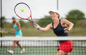 woman playing tennis